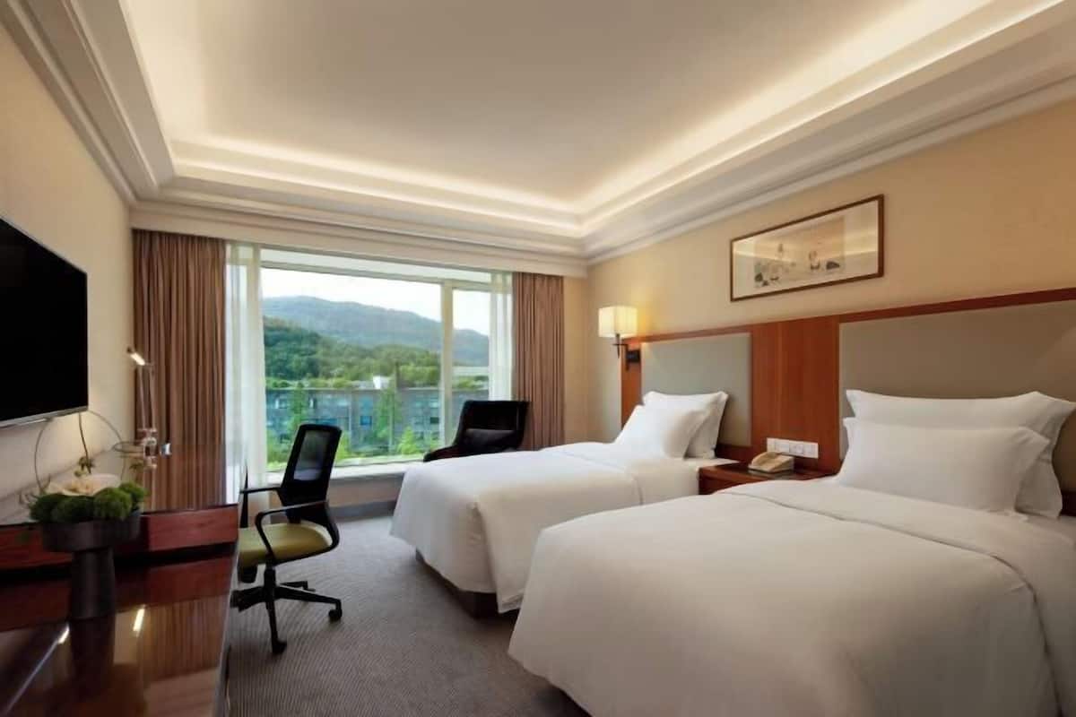 1 bedroom, premium bedding, memory-foam beds, minibar