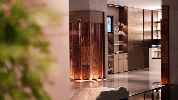 Een moderne keuken met een centraal eiland, inbouwapparatuur en een strak design.