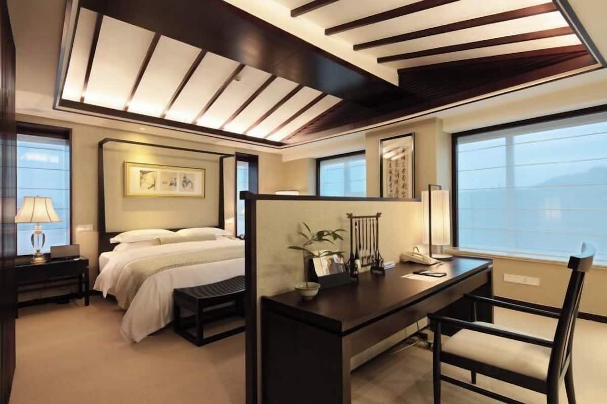 Hochwertige Bettwaren, Betten mit Memory-Foam-Matratzen, Minibar