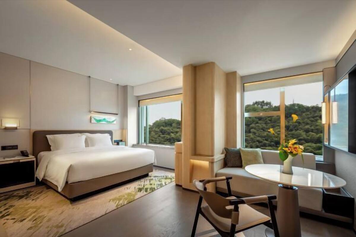 1 bedroom, premium bedding, memory-foam beds, minibar