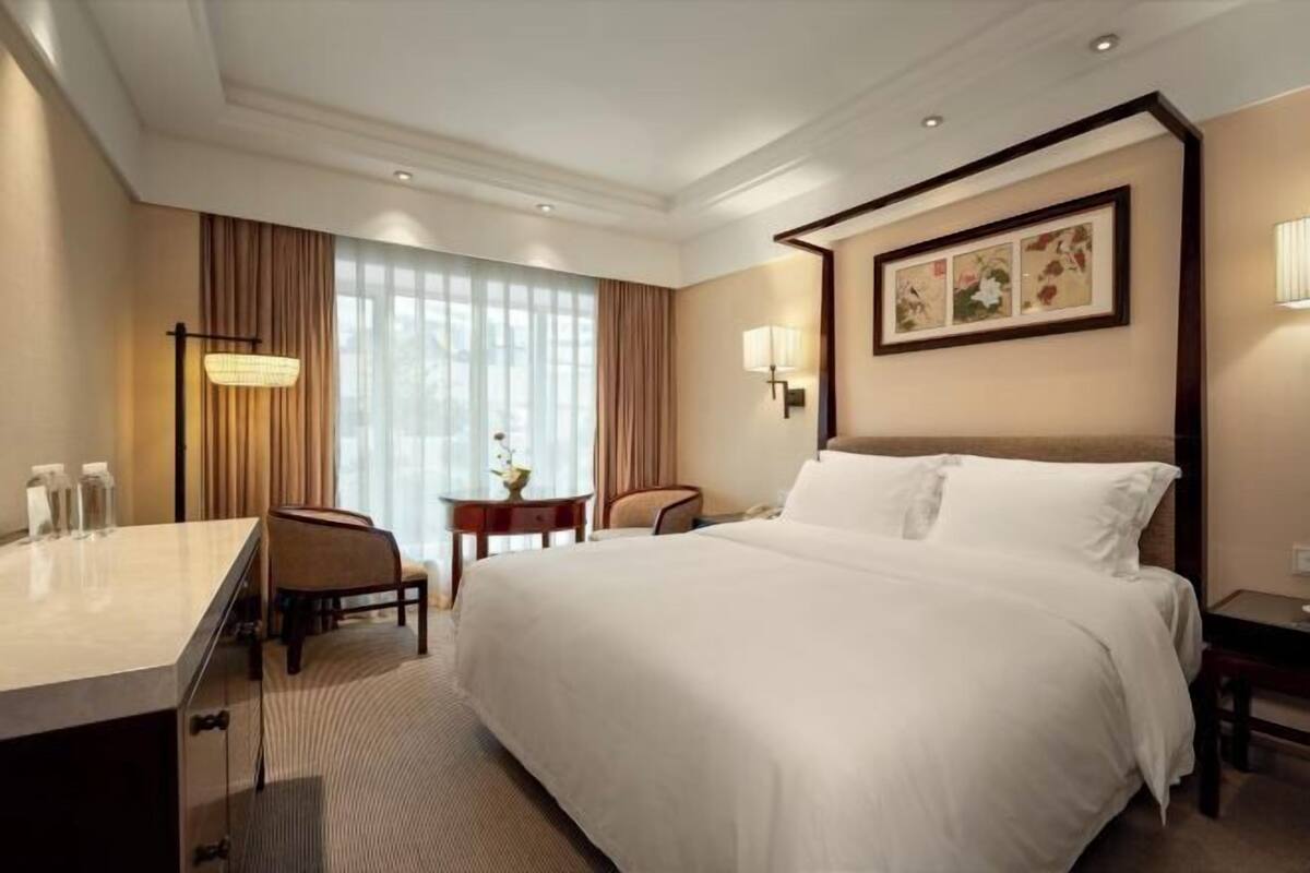 1 bedroom, premium bedding, memory-foam beds, minibar