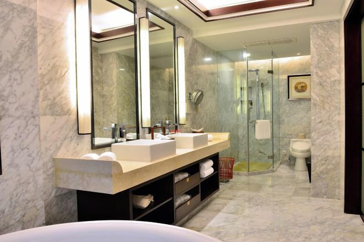 Bathroom | Combined shower/tub, deep soaking tub, rainfall showerhead