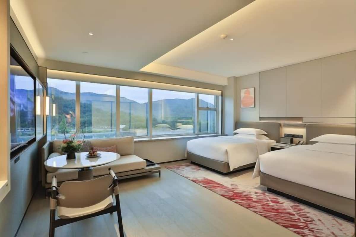 Hochwertige Bettwaren, Betten mit Memory-Foam-Matratzen, Minibar