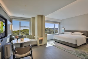 Premium-Zimmer | Hochwertige Bettwaren, Betten mit Memory-Foam-Matratzen, Minibar