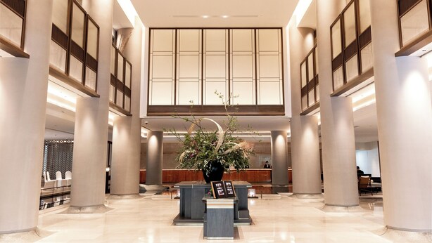 A spacious lobby with high ceilings, large columns, and a reception desk. - Zhejiang Narada Grand Hotel (Hangzhou)