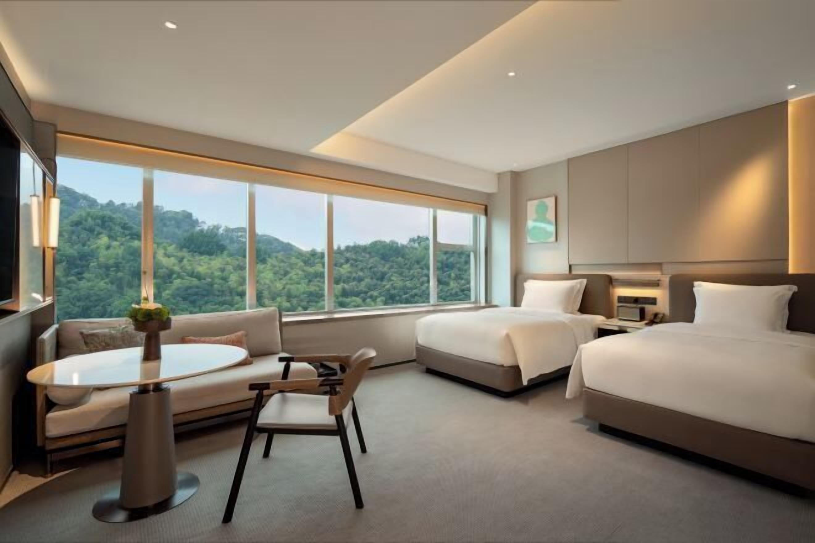 Luxe beddengoed, bedden met traagschuimmatrassen, een minibar