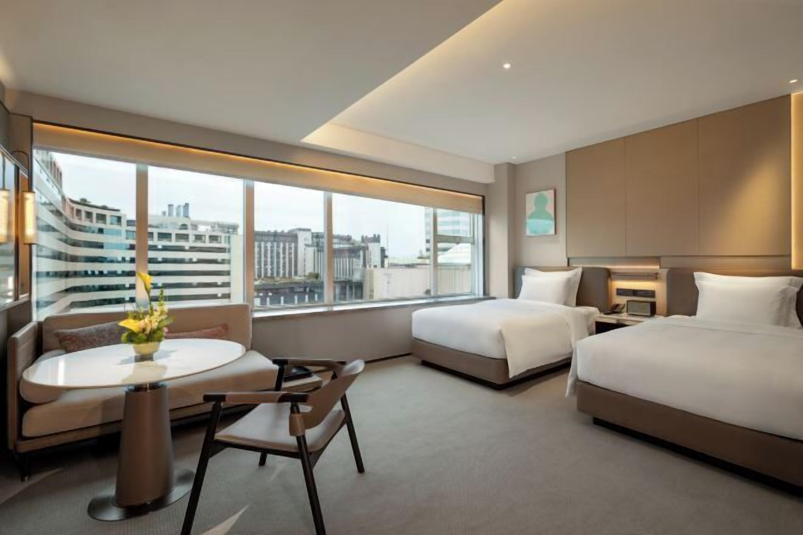 Luxe beddengoed, bedden met traagschuimmatrassen, een minibar