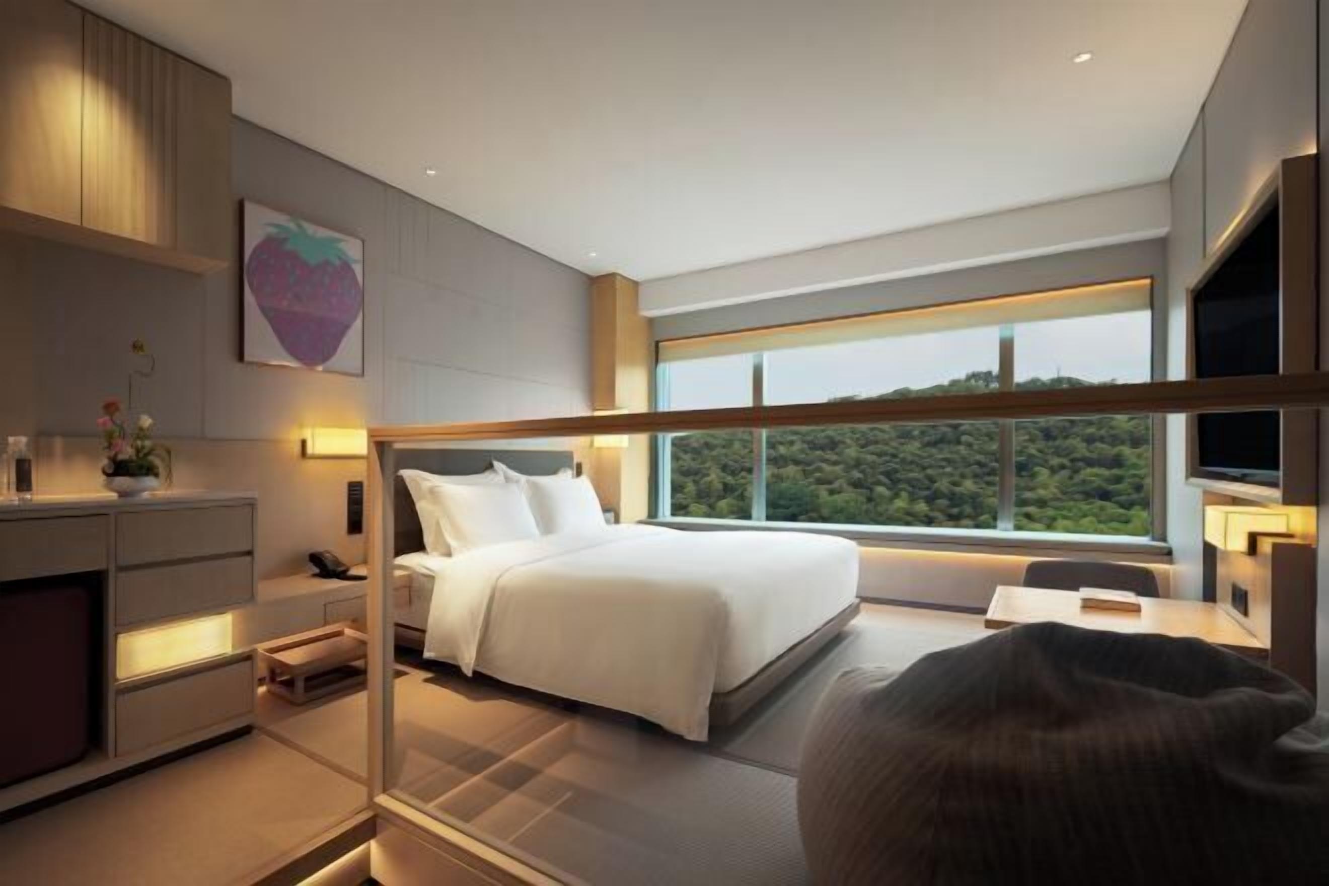 Luxe beddengoed, bedden met traagschuimmatrassen, een minibar