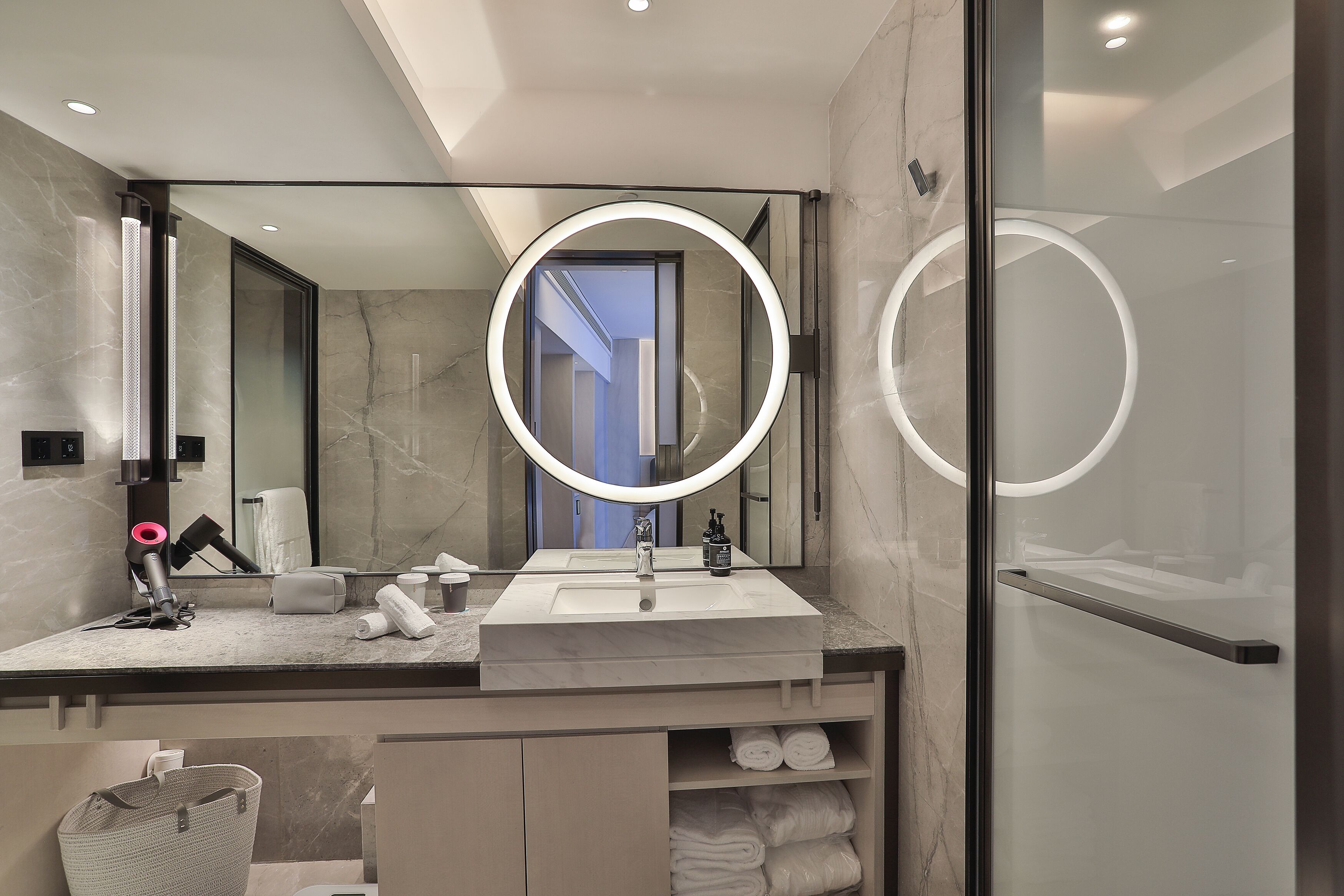 deluxe twin | bathroom sink