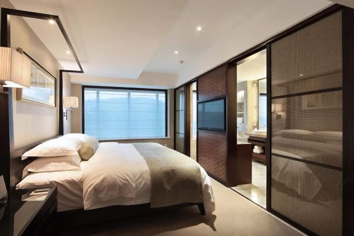 Hochwertige Bettwaren, Betten mit Memory-Foam-Matratzen, Minibar