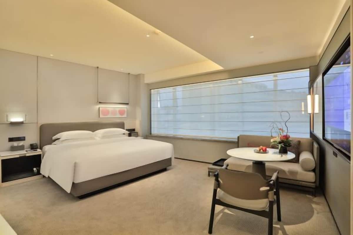 Hochwertige Bettwaren, Betten mit Memory-Foam-Matratzen, Minibar