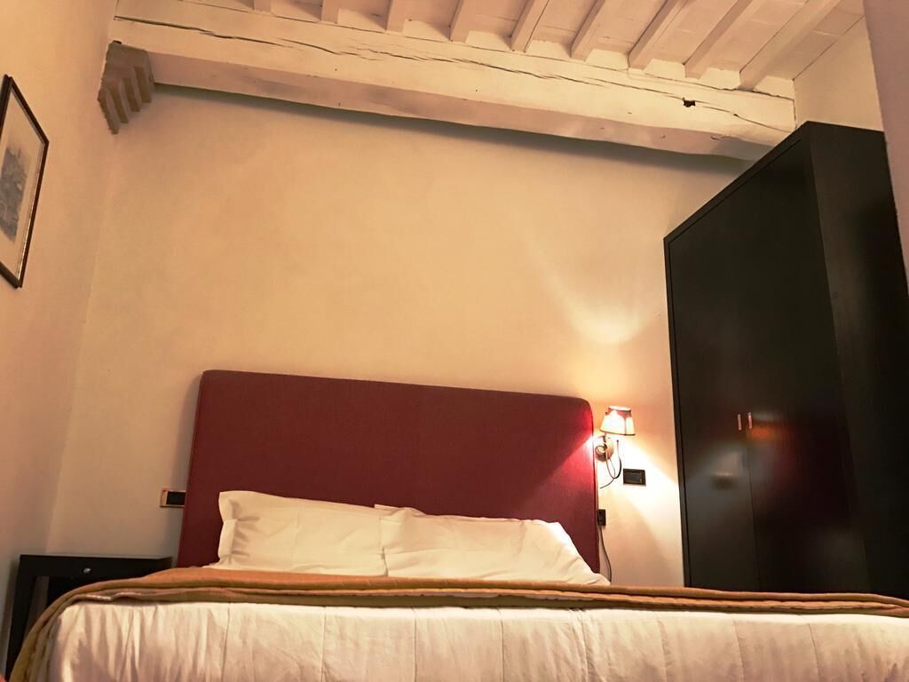 Minibar, in-room safe, desk, WiFi (free)