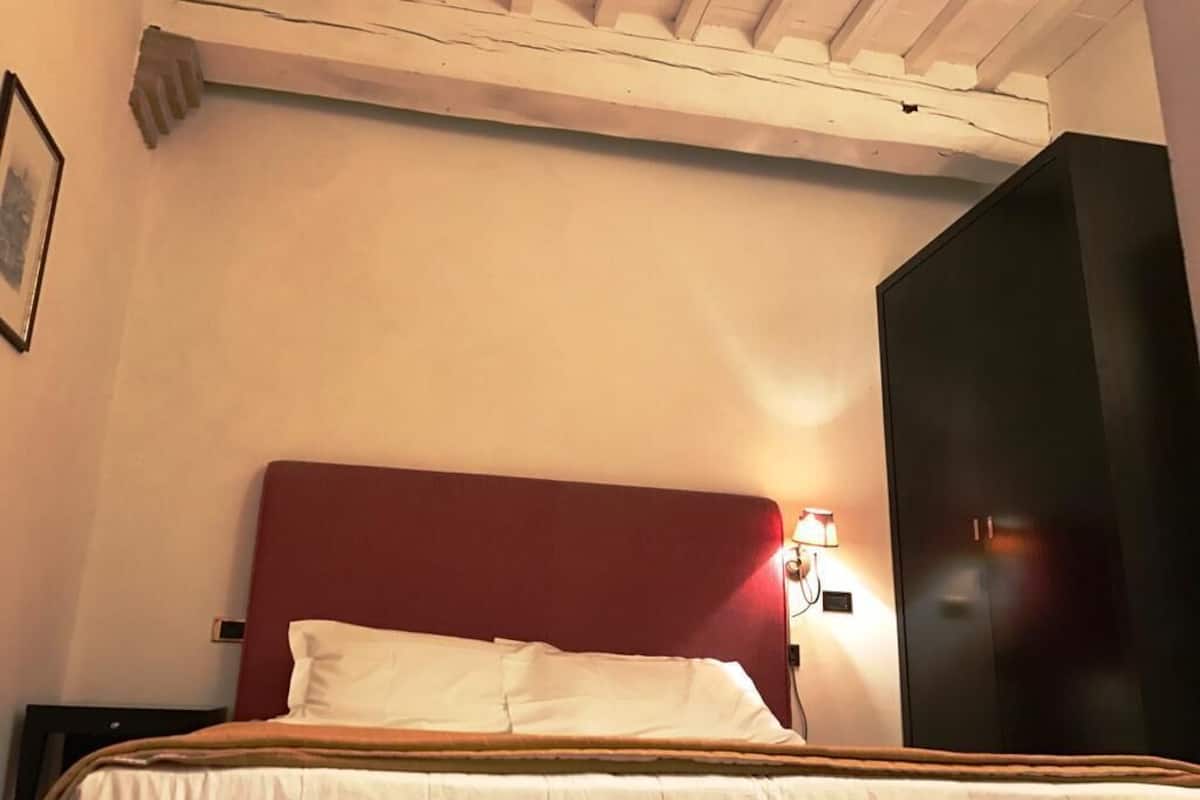 Minibar, in-room safe, desk, WiFi (free)