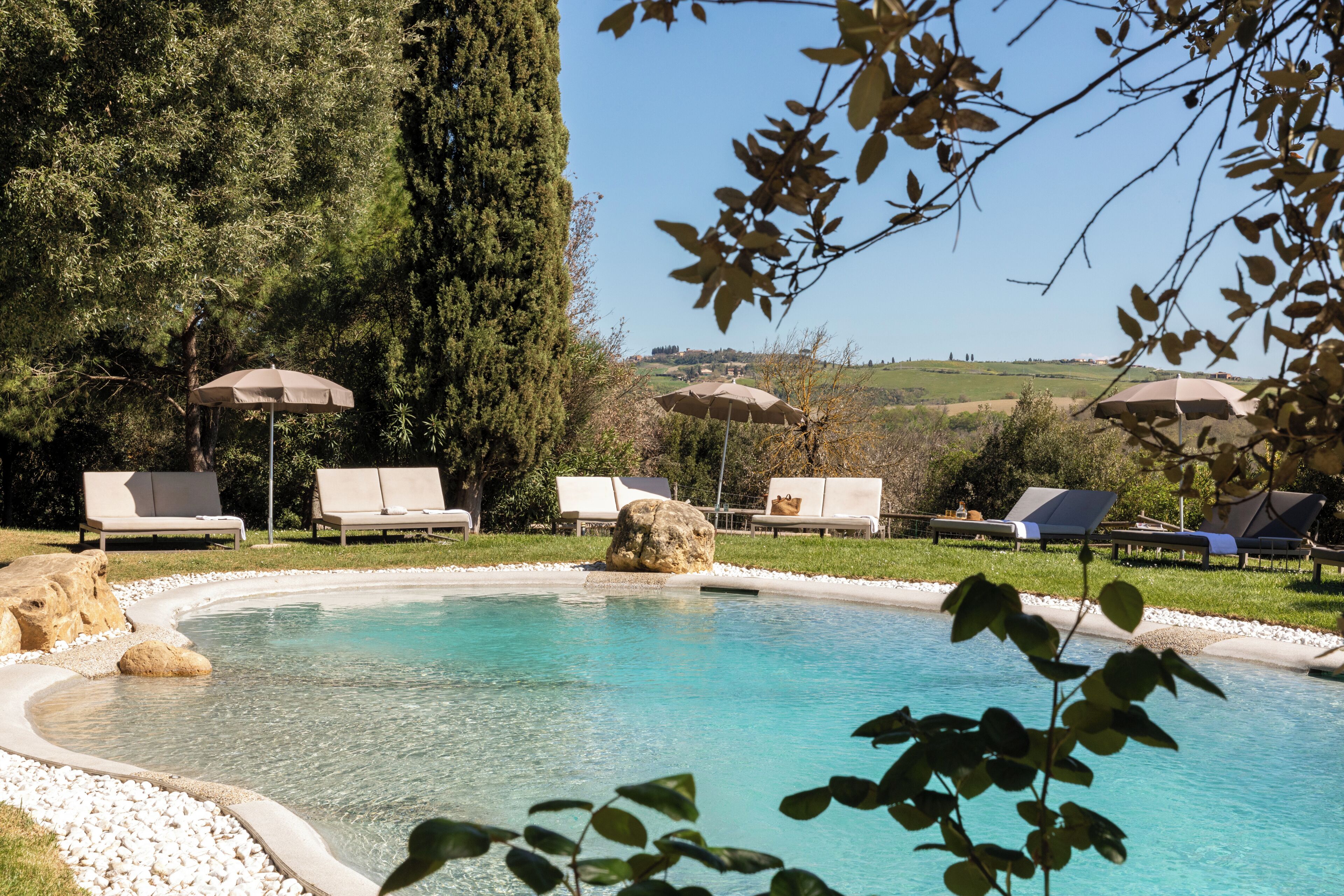 Una piscina al aire libre, una piscina en la azotea