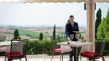 Petit déjeuner, déjeuner et dßner servis sur place, vue sur la piscine