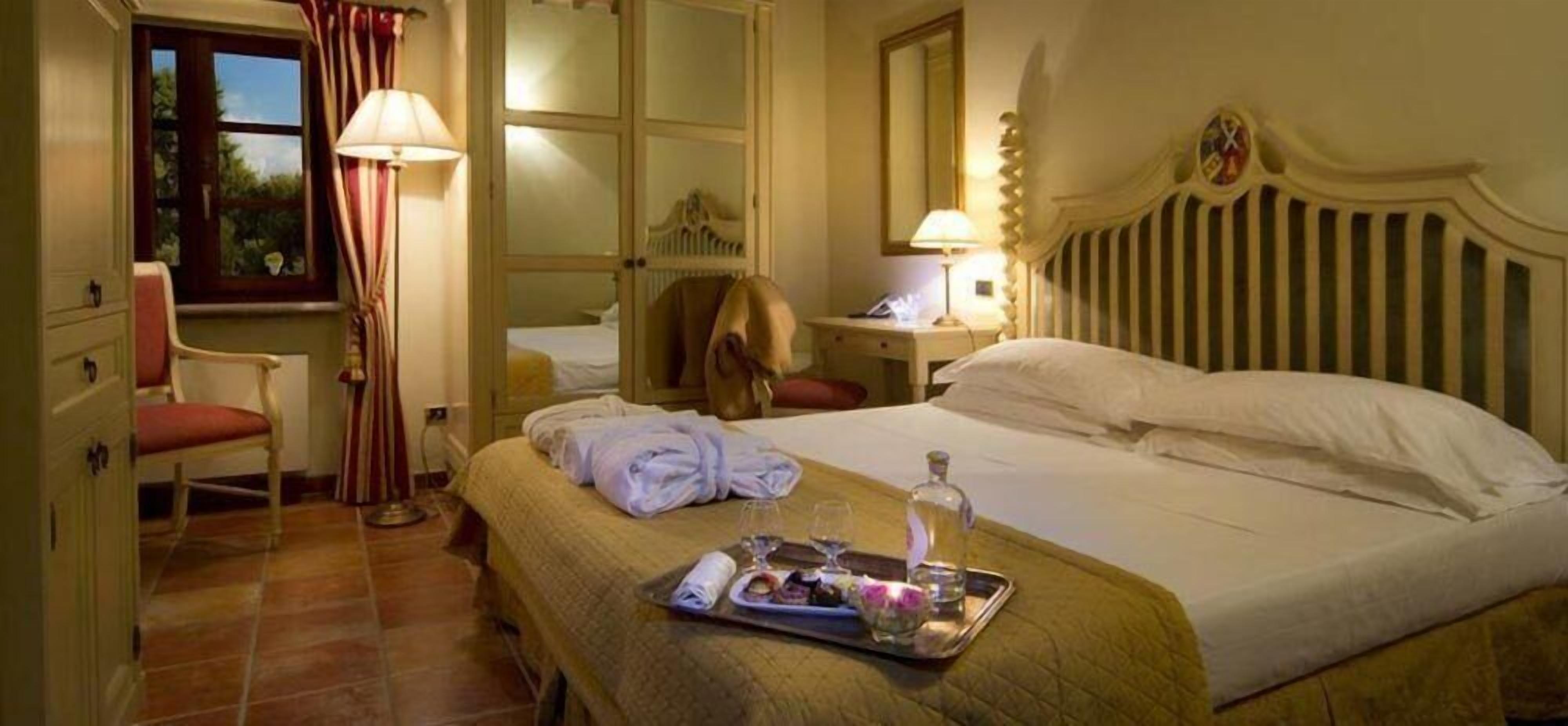 Minibar, in-room safe, desk, WiFi (free)