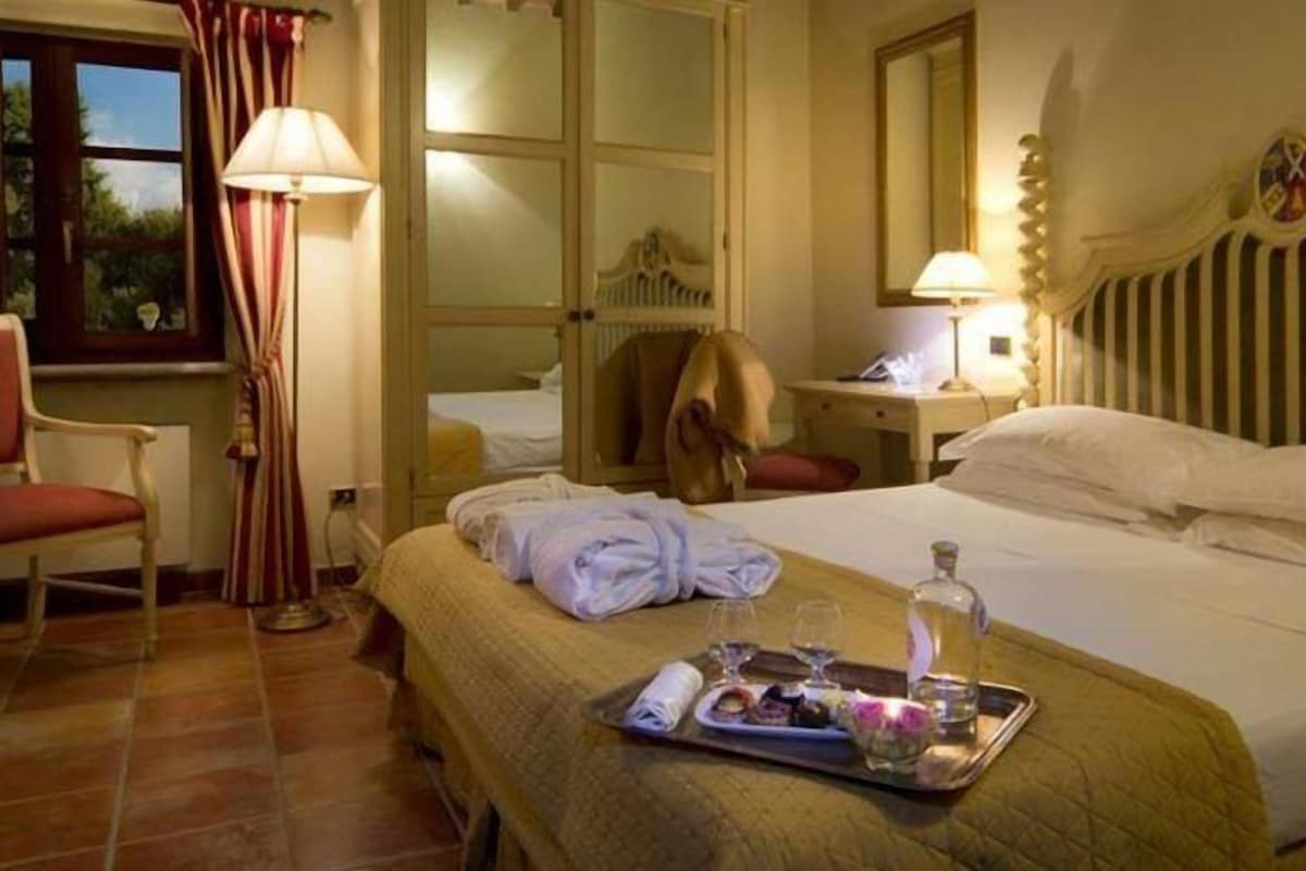 Minibar, két bảo mật tại phòng, bàn