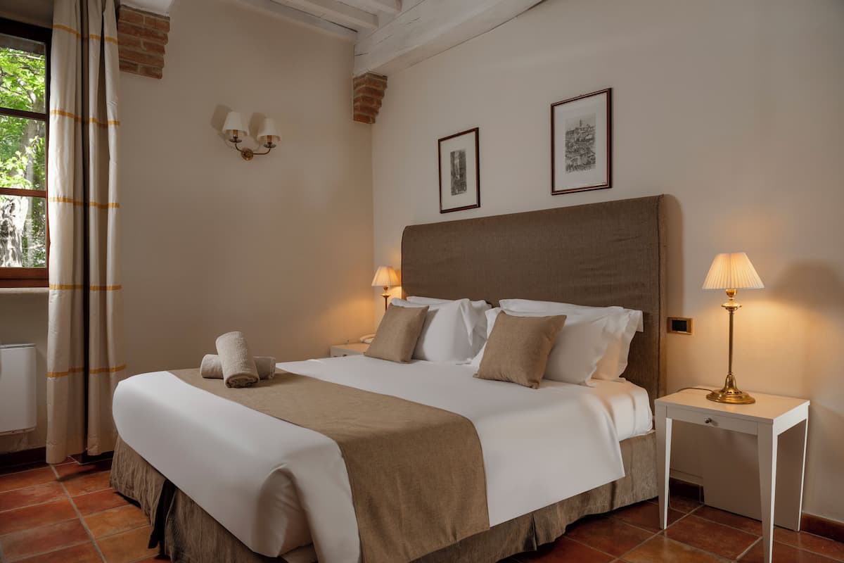 Quarto casal clássico | 1 quarto, frigobar, cofres nos quartos, escrivaninha