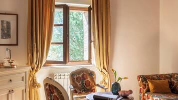 Junior-Suite | Minibar, Zimmersafe, Schreibtisch, kostenloses WLAN