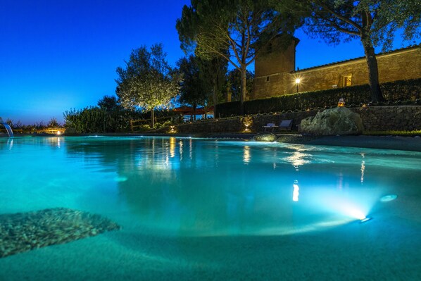 Una piscina al aire libre, una piscina en la azotea, tumbonas