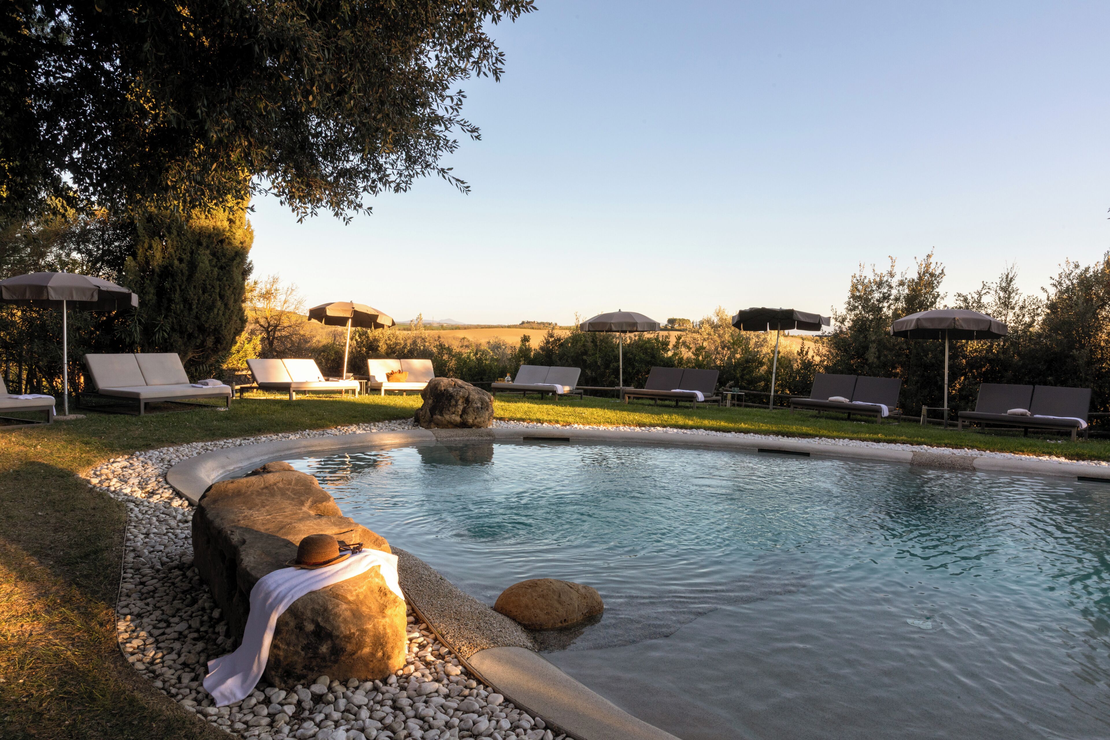 Una piscina al aire libre, una piscina en la azotea