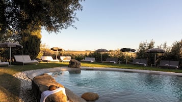 Una piscina al aire libre, una piscina en la azotea