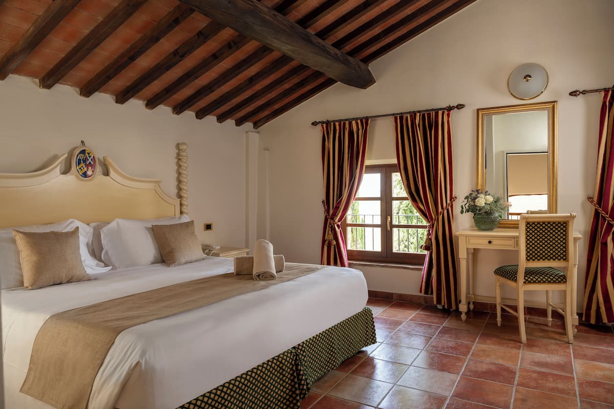 Quarto casal luxo | 1 quarto, frigobar, cofres nos quartos, escrivaninha