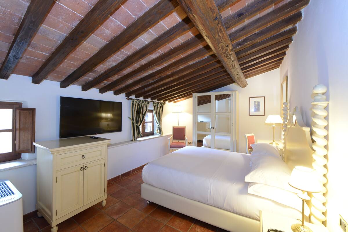 classic double room | 1 bedroom, minibar, in-room safe, desk