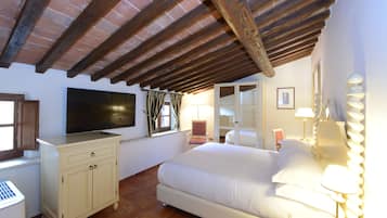 Classic Double Room | 1 bedroom, minibar, in-room safe, desk