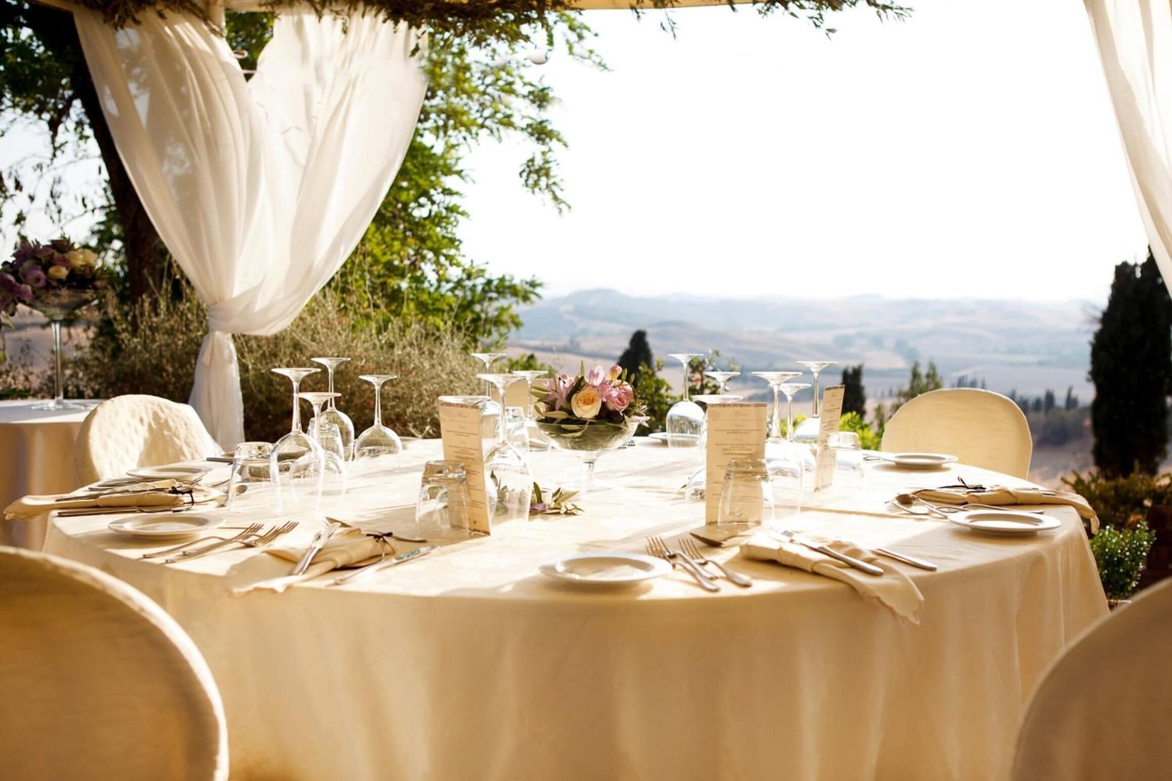 Frokost og lunsj serveres, italienske retter, utsikt mot bassenget 