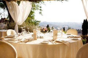 Se sirven desayunos y almuerzos; cocina italiana; con vista a la piscina