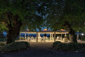 Se sirven desayunos, comidas y cocina italiana con vista a la alberca