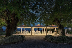 Se sirven desayunos, comidas y cocina italiana con vista a la alberca