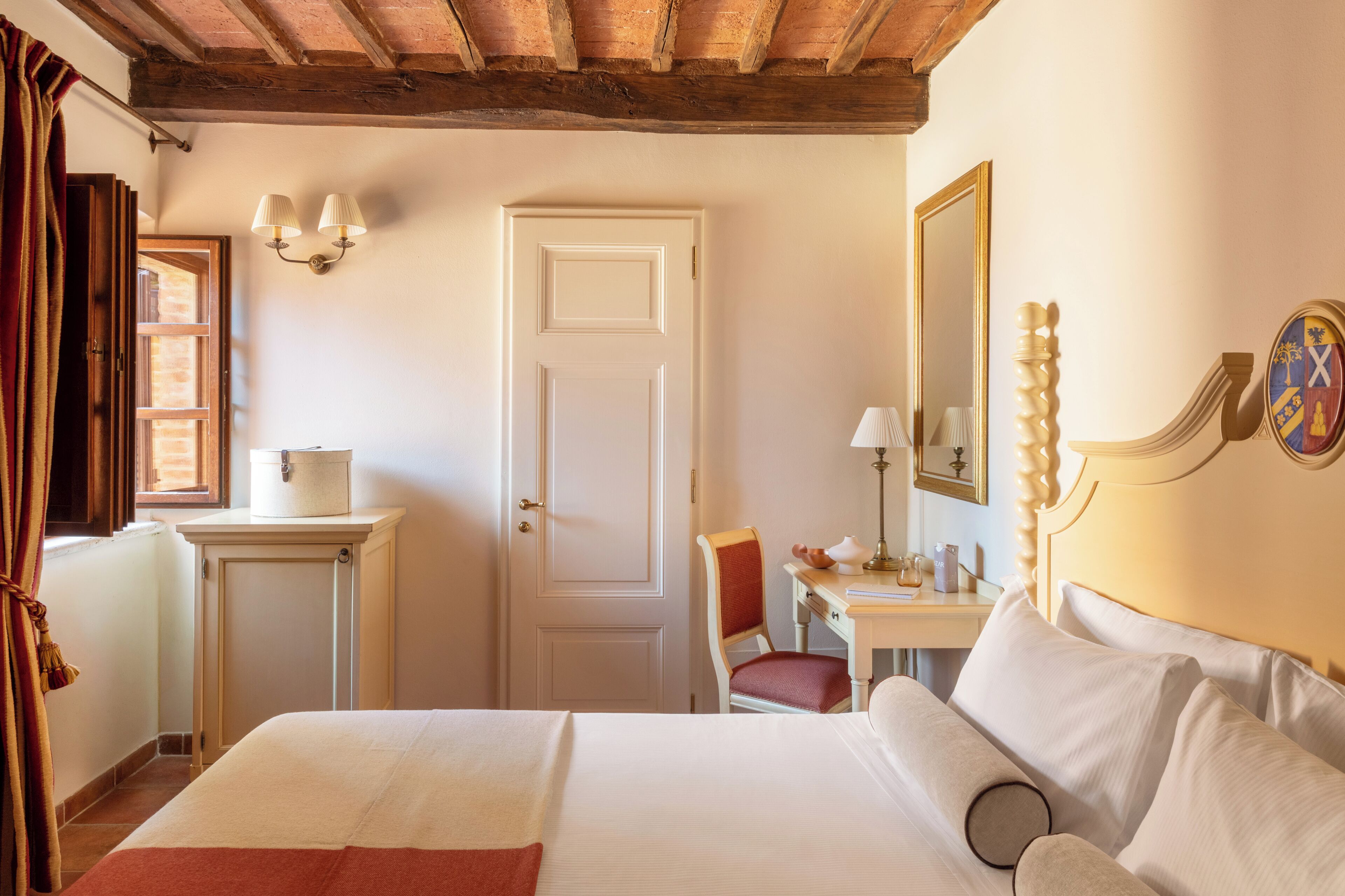 Classic Double Room | Minibar, in-room safe, desk, free WiFi