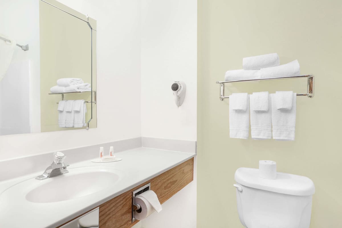 free toiletries, towels