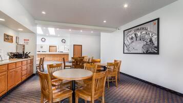 ๋งค์ผ ํ
์ดํฌ์์ ๋ฌด๋ฃ ์์นจ ์์ฌ ํฌํจ