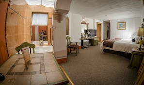 In-room safe, iron/ironing board, rollaway beds, free WiFi - Howard Johnson Calle Real Morelia (Morelia)