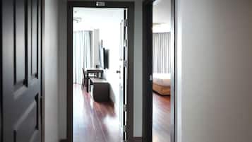 Suíte, 3 quartos | 1 quarto, roupas de cama premium, frigobar, cofres nos quartos