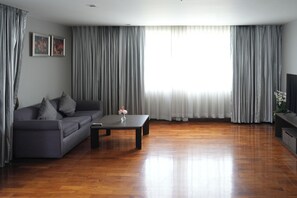 42-inch LCD TV with satellite channels, TV - Royal Suite Hotel Bangkok (Bangkok)