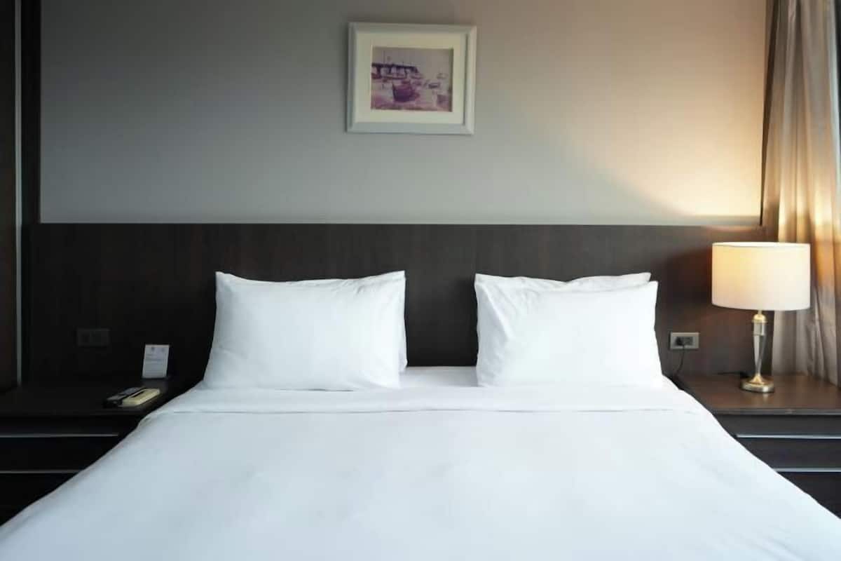 1 bedroom, premium bedding, minibar, in-room safe