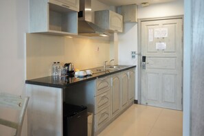 Deluxe B Room | ครัวขนาดเล็กส่วนตัว | ตู้เย็น, เตาประกอบอาหาร, เครื่องชงกาแฟ/ชา