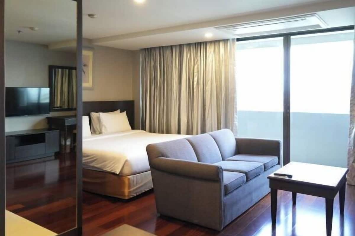 1 bedroom, premium bedding, minibar, in-room safe