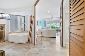 Pool Side Suite | 1 Schlafzimmer, hochwertige Bettwaren, individuell dekoriert