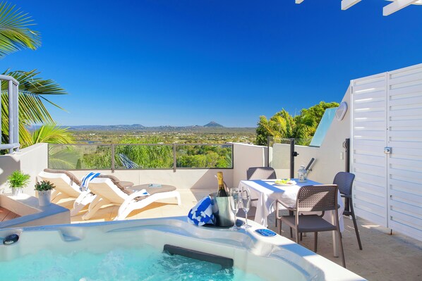 Hinterland Penthouse | Premium bedding, individually decorated, individually furnished - Noosa Blue Resort (Noosa Heads)