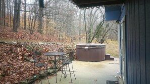 Banyera d'hidromassatge a l'aire lliure