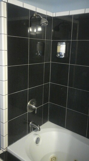Deluxe Triple Room, Ensuite (Petunia) | Bathroom - Lil Black Bear Inn (Nashville)
