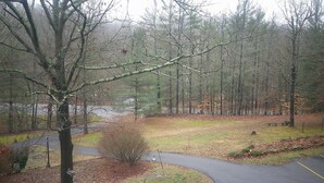 A park with a paved path, a bench, and a picnic table. - Lil Black Bear Inn (Nashville)