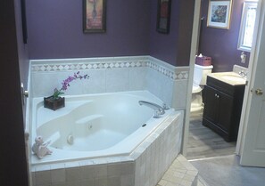 Standard Triple Room, Ensuite (Lavender ) | Indoor spa tub - Lil Black Bear Inn (Nashville)