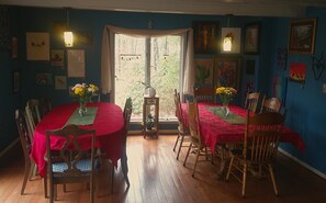Dining - Lil Black Bear Inn (Nashville)