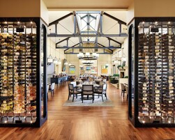 3 间餐厅，供应早餐、午餐和晚餐，美洲菜